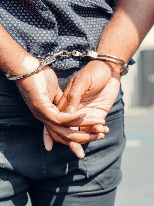 Salerno, danneggia moto e cassonetti con un bastone: arrestato dalla Polizia