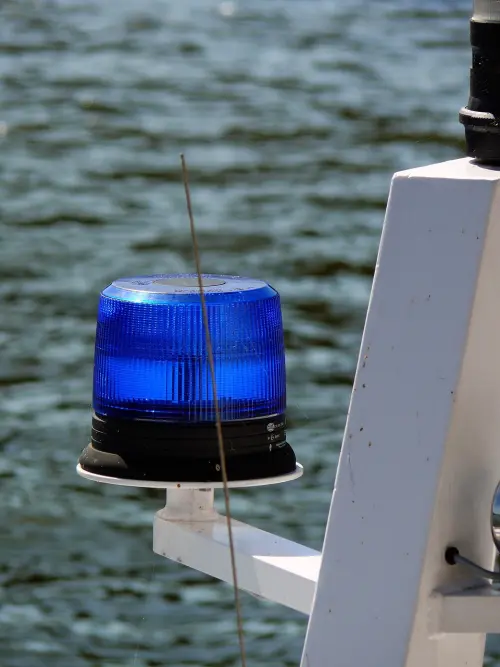 Savona, tenta di rubare in un negozio e aggredisce clienti e poliziotti: arrestata 47enne